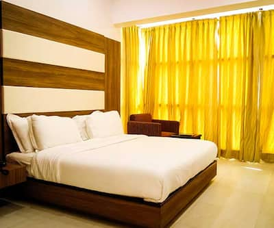 https://imgcld.yatra.com/ytimages/image/upload/t_hotel_yatra_city_desktop/v1426141217/Domestic Hotels/Hotels_Ambala/Sobti Plaza/Bedroom.jpg